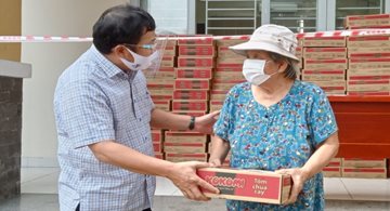 Báo Nhân Dân tại TP Hồ Chí Minh tặng quà hộ khó khăn